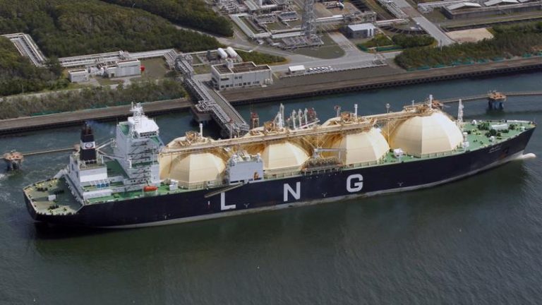 Tàu vận chuyển LNG cập cảng