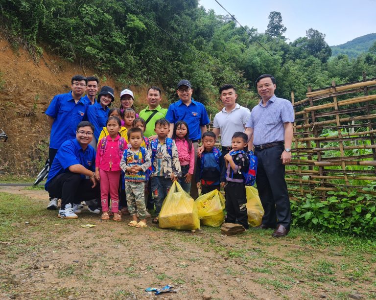 Mang yêu thương đến với trẻ em nghèo vùng cao