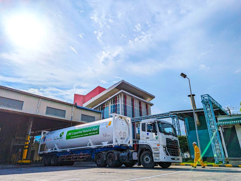 Xe bồn vận chuyển LNG tại nhà máy của CNG Việt Nam