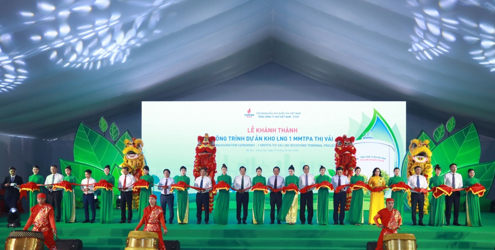 Phó Thủ tướng Trần Lưu Quang cùng các đại biểu cắt băng khánh thành kho cảng LNG 1 triệu tấn Thị Vải