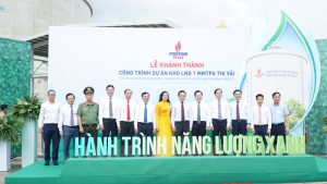 Phó Thủ tướng Trần Lưu Quang và các đại biểu chụp ảnh lưu niệm tại sự kiện