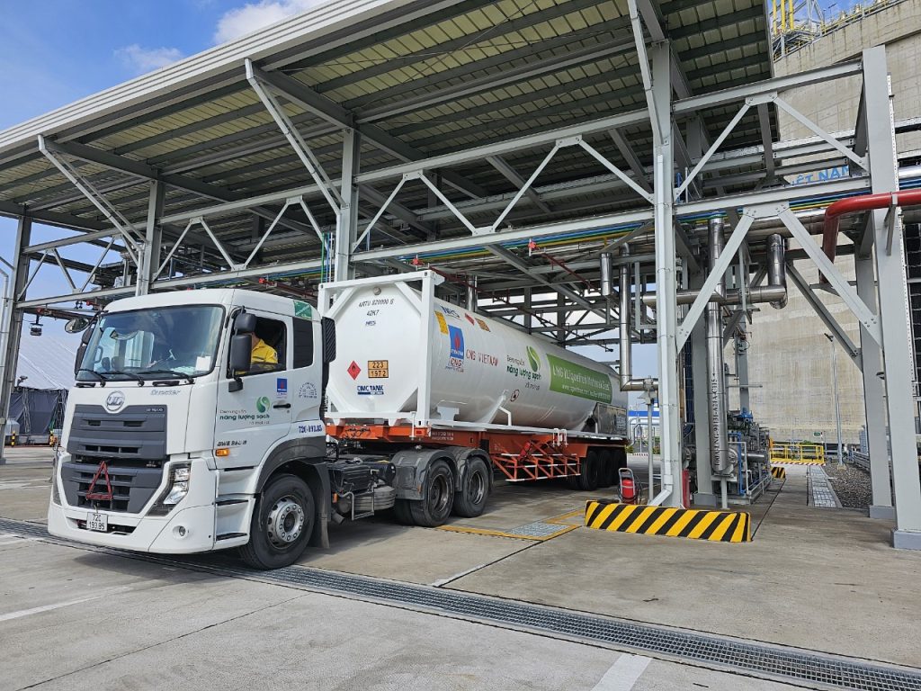 Xe bồn vận chuyển LNG của CNG Việt Nam tại trụ nạp LNG