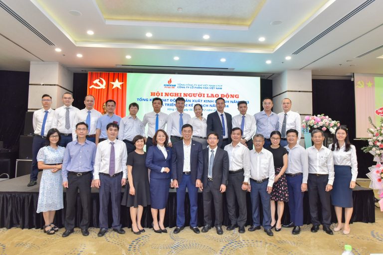 Đại diện PV Gas cùng CNG Việt Nam chụp ảnh lưu niệm