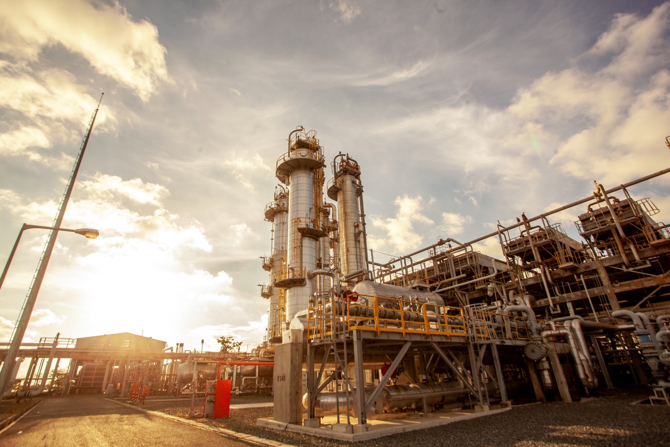 Nhà máy xử lý khí Dinh Cố trực thuộc Tổng công ty Khí PV GAS