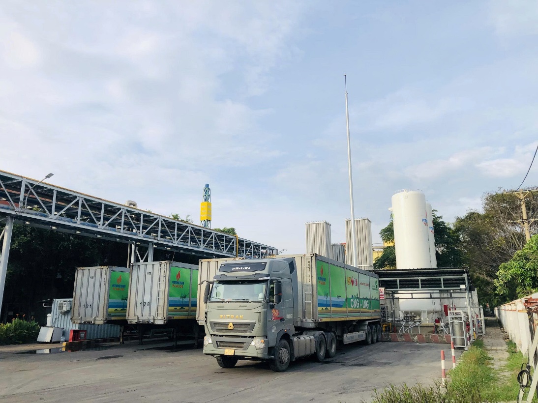 Xe chở khí CNG đến trạm cấp khí tích hợp LNG – CNG của Tôn Đông Á