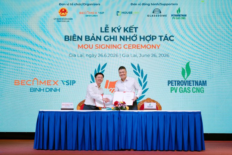 Ông Nguyễn Văn Lăng - Tổng Giám đốc CTCP Becamex Bình Định và Ông Vũ Duy Đông - Giám Đốc CTCP CNG Việt Nam ký kết Biên bản ghi nhớ hợp tác (MOU)
