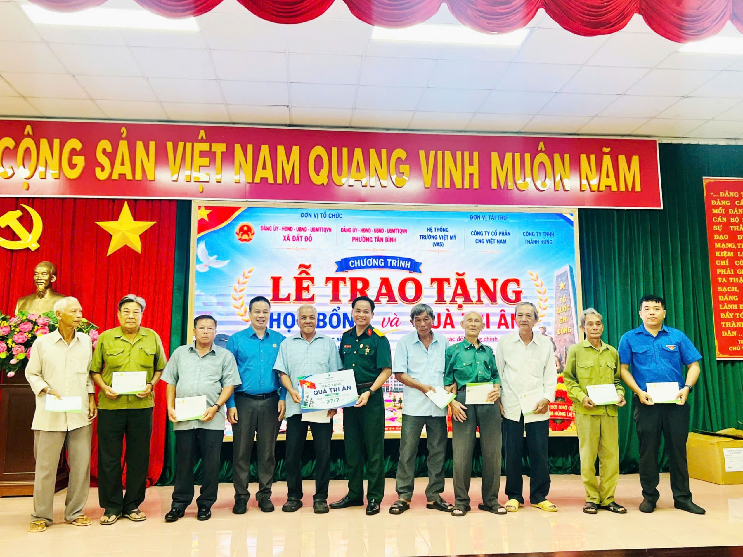 Lễ trao tặng quà tri ân cho thương, bệnh binh, gia đình có công với Cách mạng tại xã Đất Đỏ