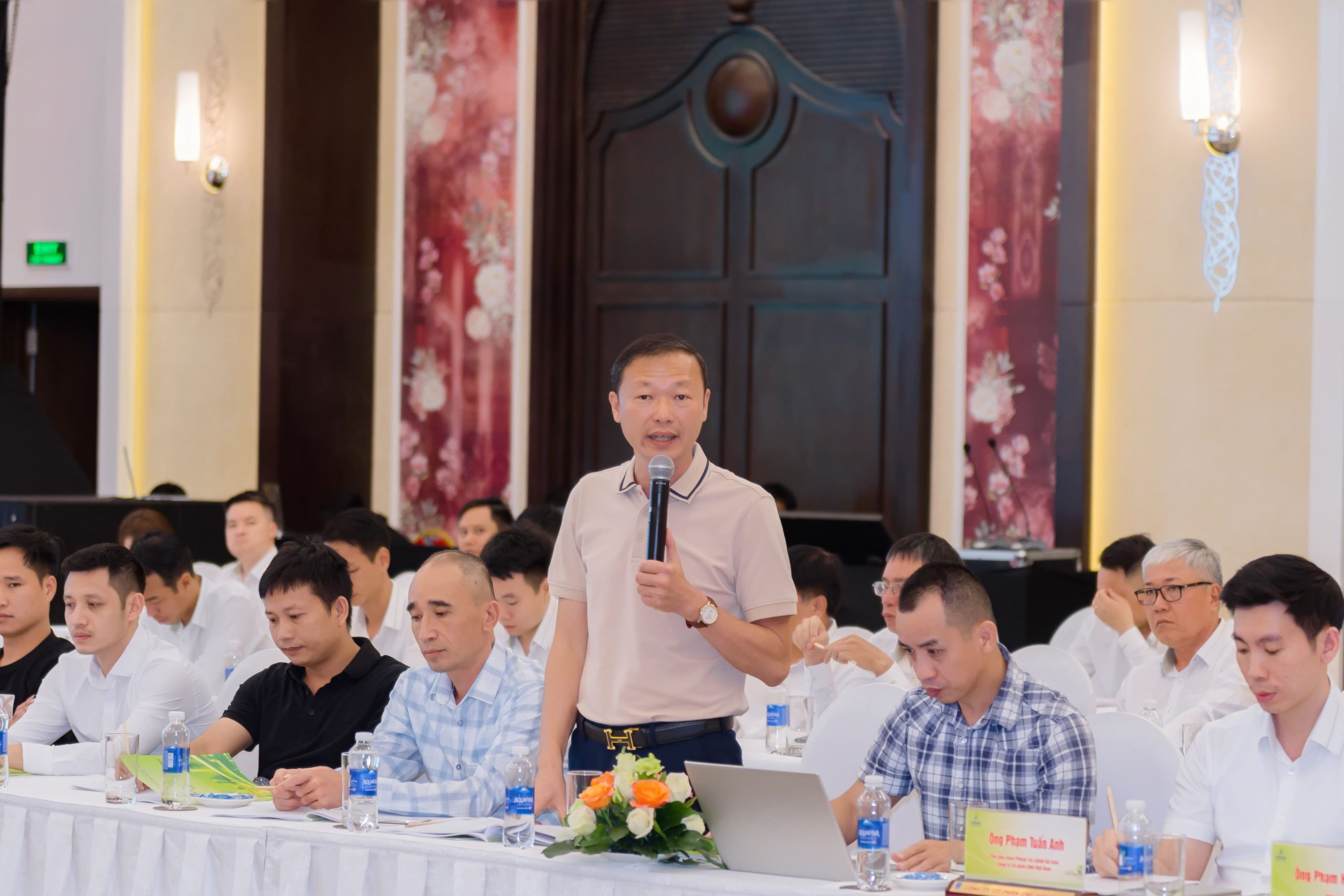 Đại biểu từ Công ty TNHH Du lịch, Dịch vụ Xây dựng Bảo Yến đặt câu hỏi tại phiên thảo luận