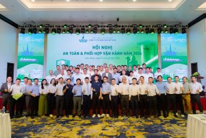 Các đại biểu chụp hình kỷ niệm kết thúc Hội nghị An toàn và Phối hợp vận hành năm 2026