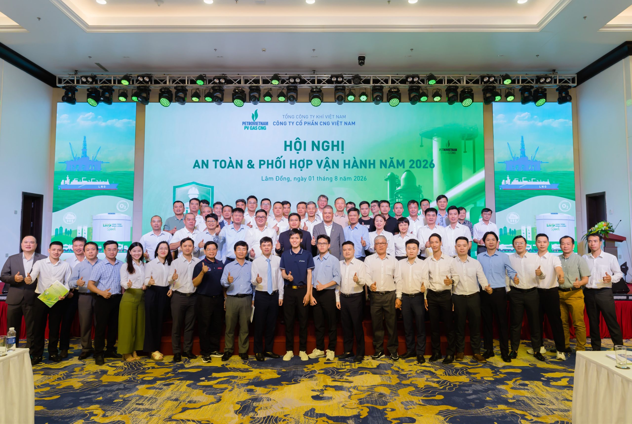 Các đại biểu chụp hình kỷ niệm kết thúc Hội nghị An toàn và Phối hợp vận hành năm 2026